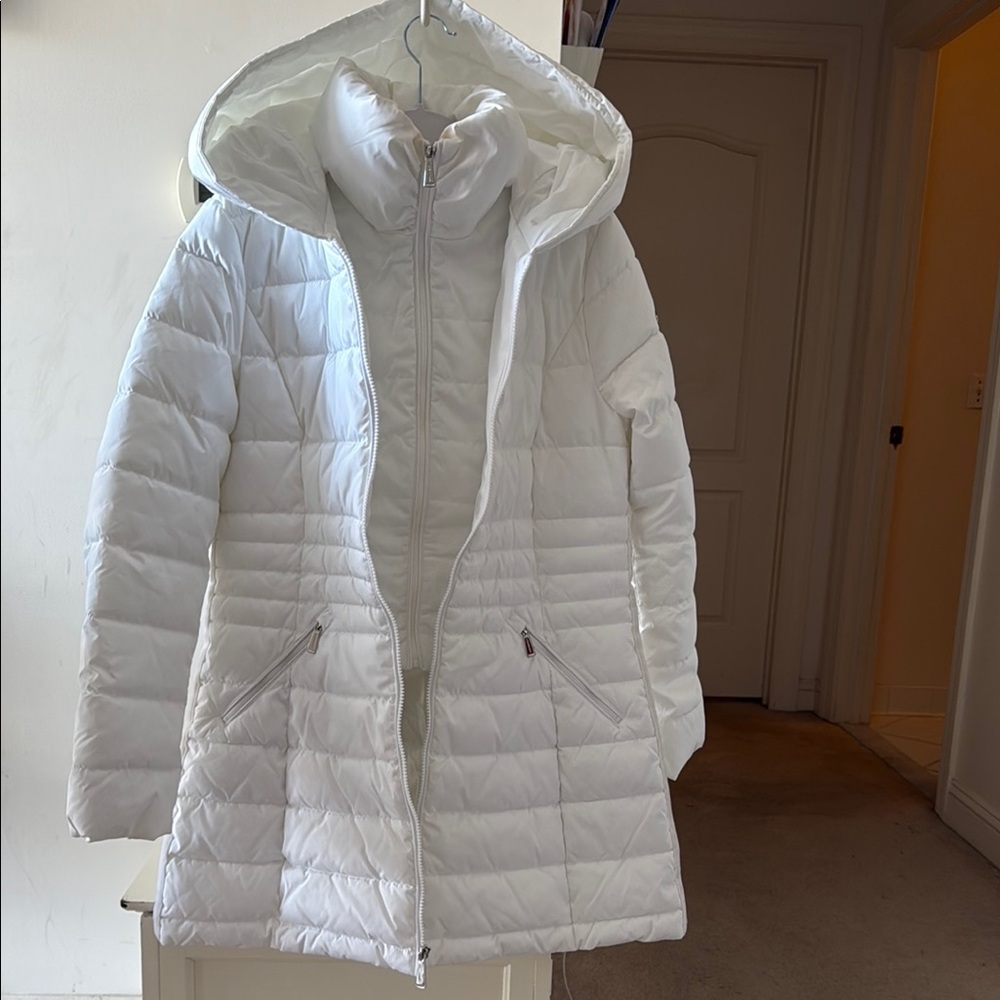 Laundry by Shelli Segal white hooded puffer coat with bib front( double zipper)